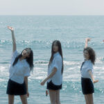 newjeans pada musik video resmi bertajuk bubble gum. (dari sisi kiri ke kanan) kang haerin, kim minji, lee hyein, danielle marsh, hanni pham. (foto youtube hybe labels)