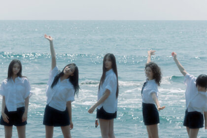 Konflik NewJeans dan ADOR dalam Sengketa Kontrak dan Kendali Kreatif newjeans pada musik video resmi bertajuk bubble gum. (dari sisi kiri ke kanan) kang haerin, kim minji, lee hyein, danielle marsh, hanni pham. (foto youtube hybe labels)