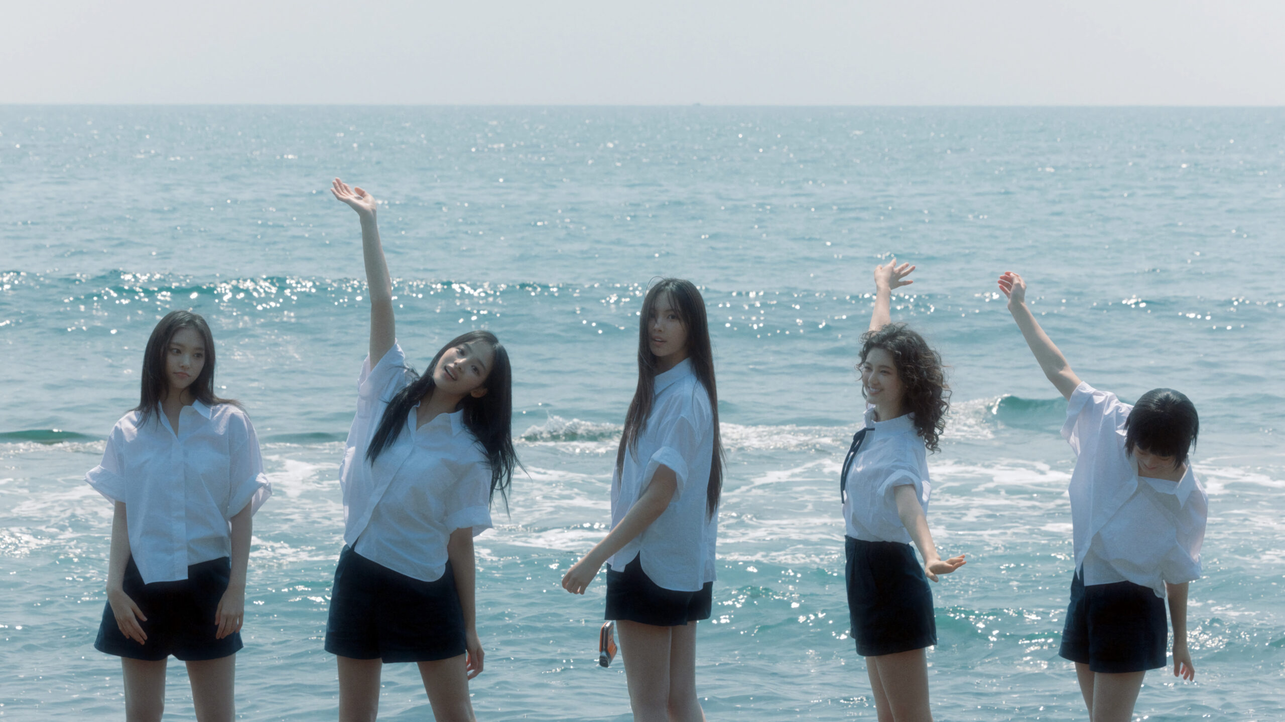 Konflik NewJeans dan ADOR dalam Sengketa Kontrak dan Kendali Kreatif newjeans pada musik video resmi bertajuk bubble gum. (dari sisi kiri ke kanan) kang haerin, kim minji, lee hyein, danielle marsh, hanni pham. (foto youtube hybe labels)